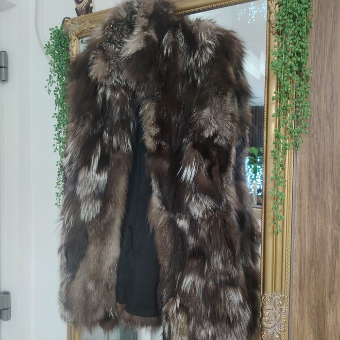 Vând vestă dama mărimea 38 40 gri  stare impecabila.