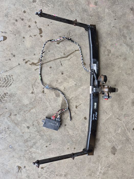 Carlig tractare remorca vw golf 6 break detasabil cu cheie an 2012