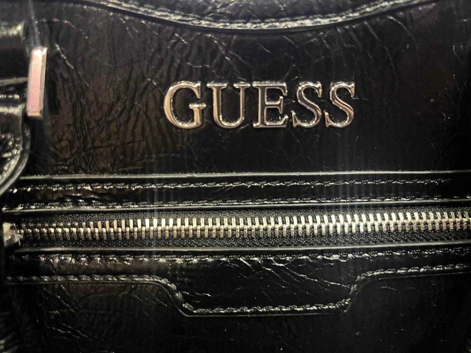 Черна кожена чанта на GUESS