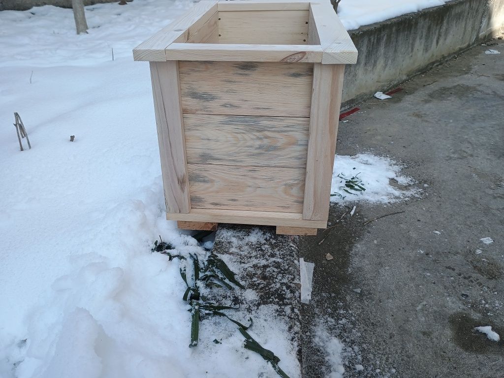 Продавам дървени кашпи