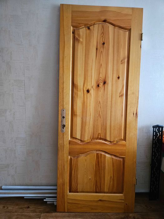 Дверь деревянная