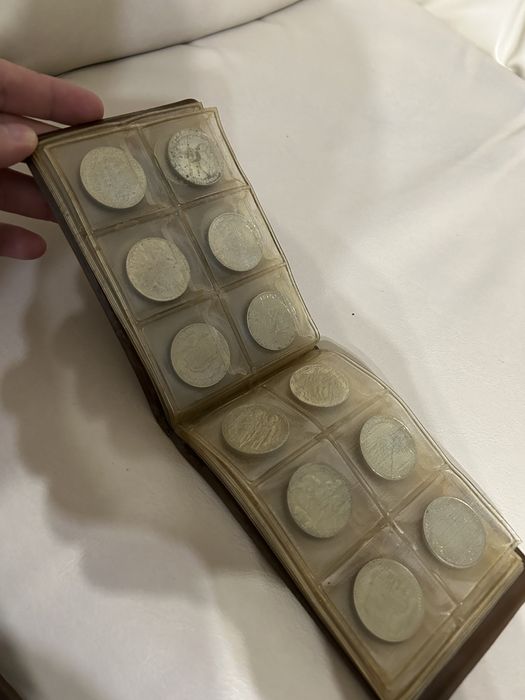 Продавам стар класьор за монети