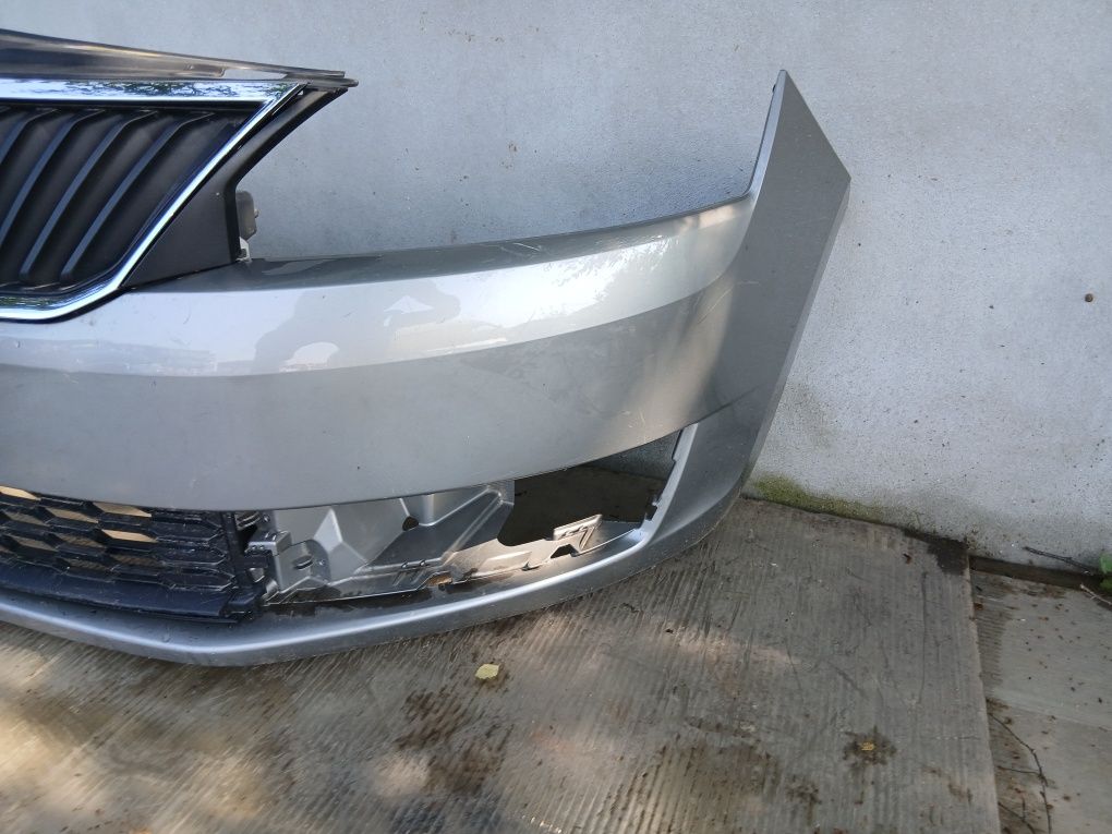 Bara fata skoda rapid cu grile