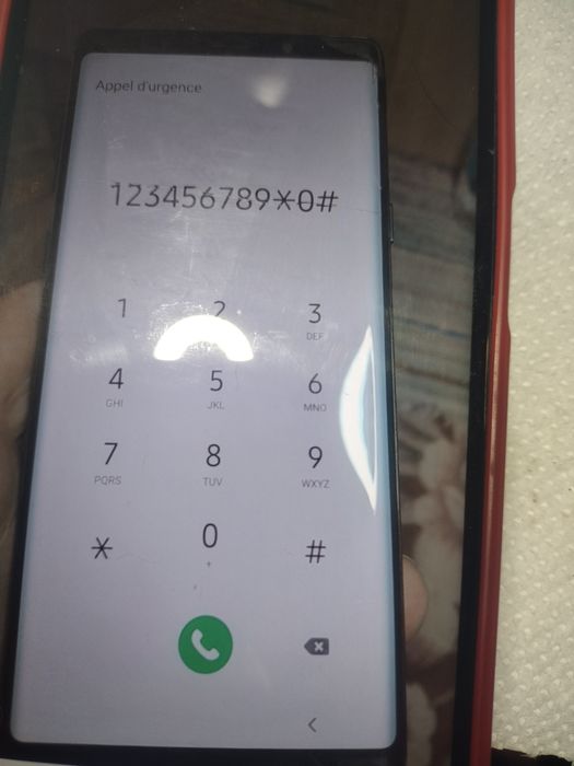 Vând displeiuri sau telefoanele întregi.