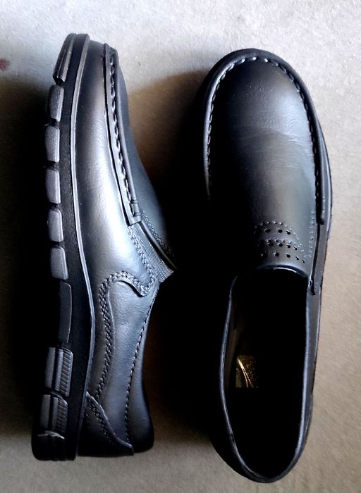 Обувки нови последни бройки номер 43  бройката 15 лв