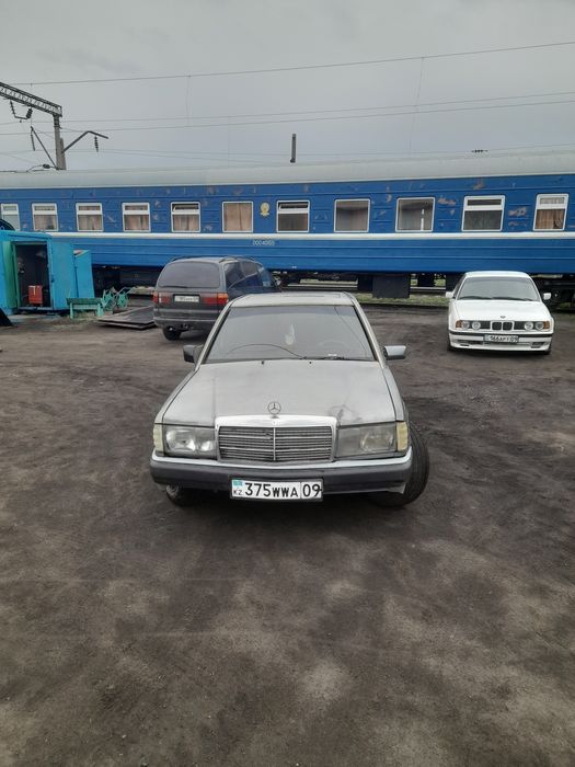 Продается мерседес 190. На полном ходу
