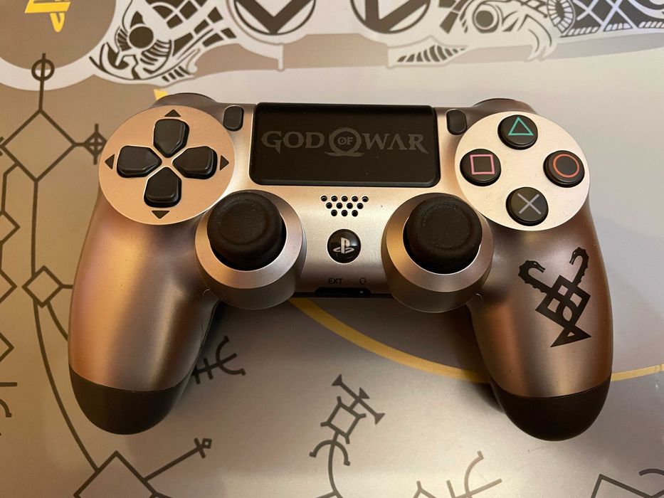 PlayStation 4 PRO 1TB God of War Limited Edition, 2 джойстика, 10 игри