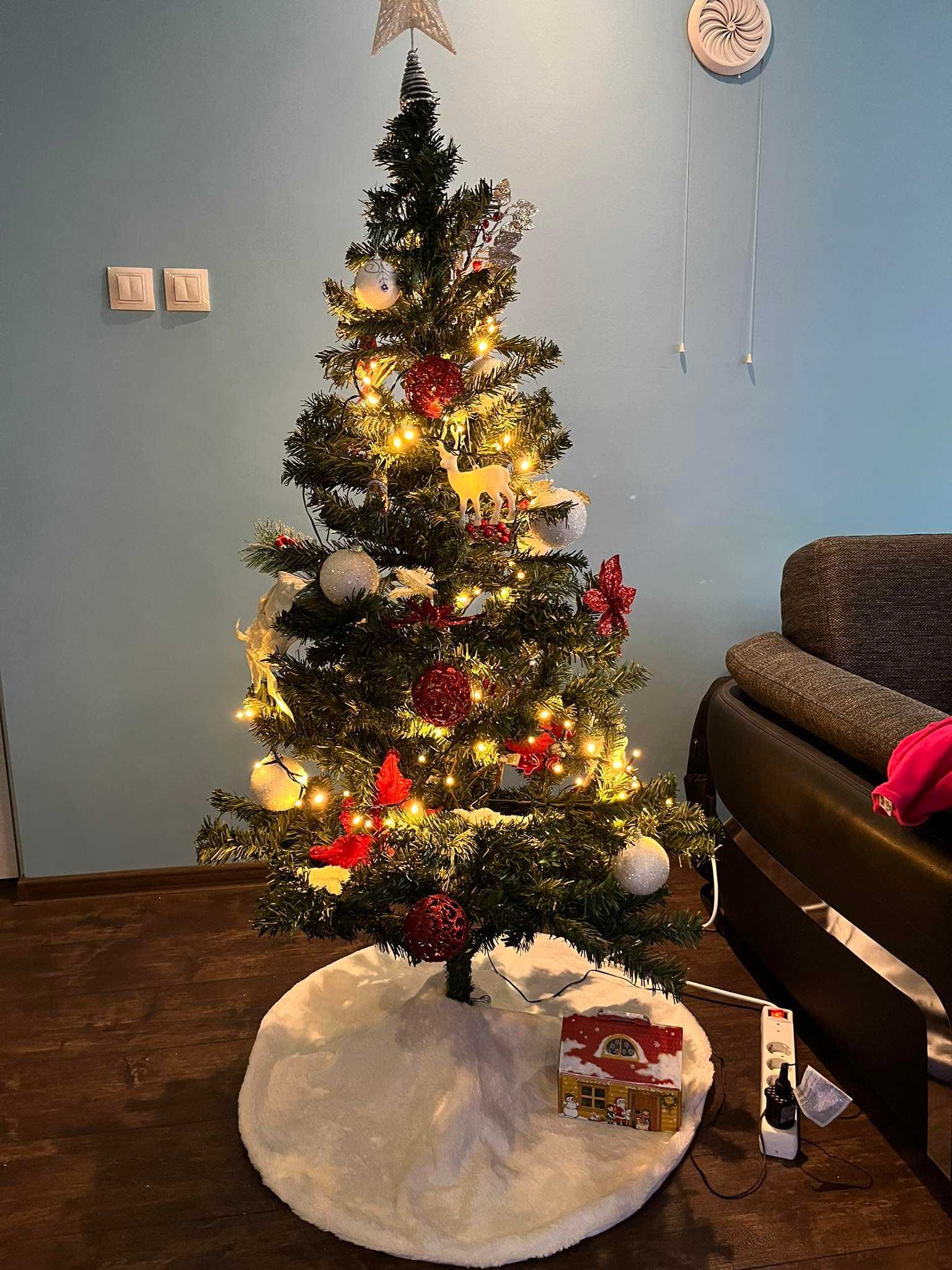 Коледна елха с играчки, декорации, лампички и др.