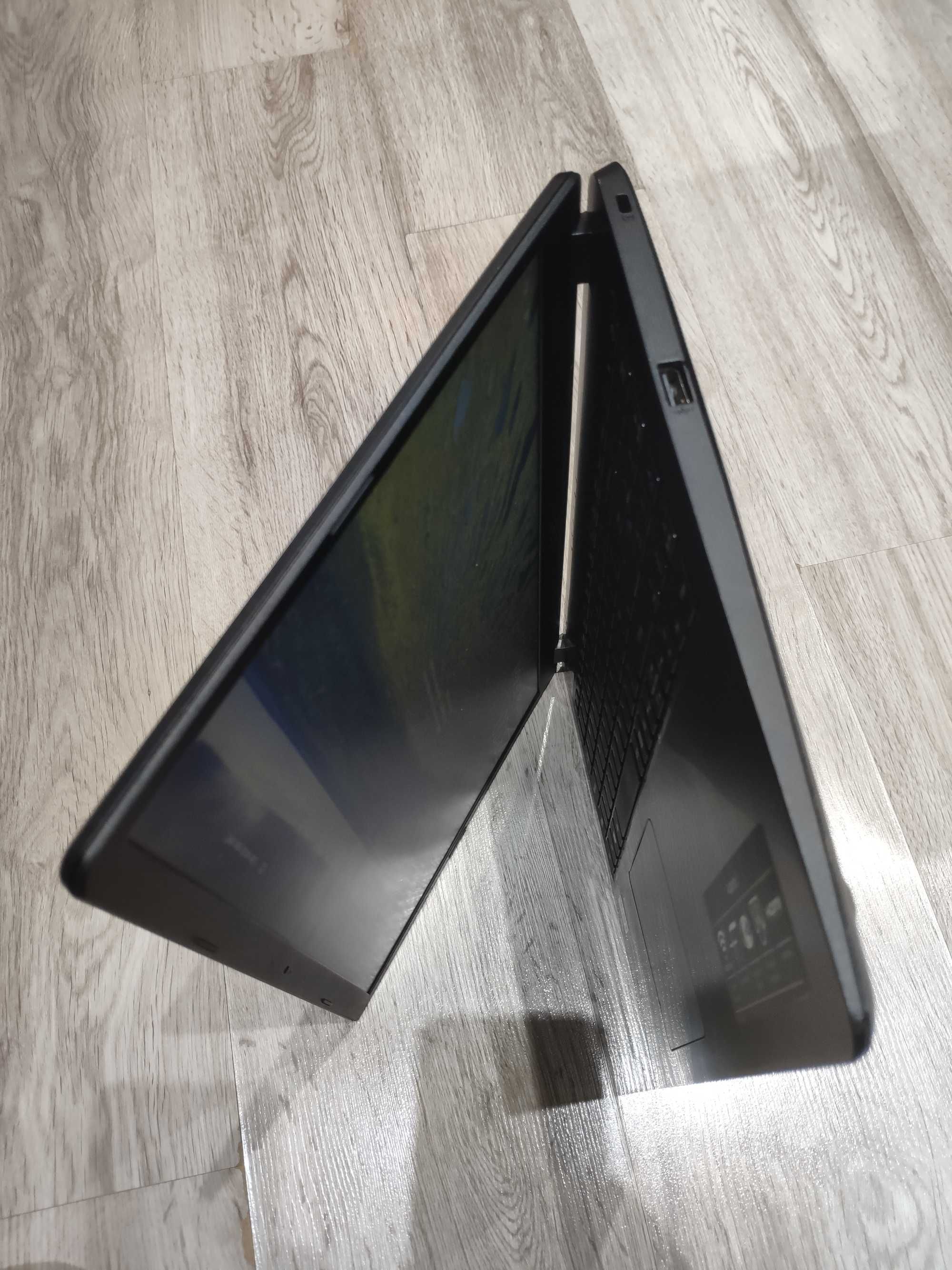 15,6 инчов лаптоп Acer Core i5 1035G1 / 8GB RAM/240 GB SSD