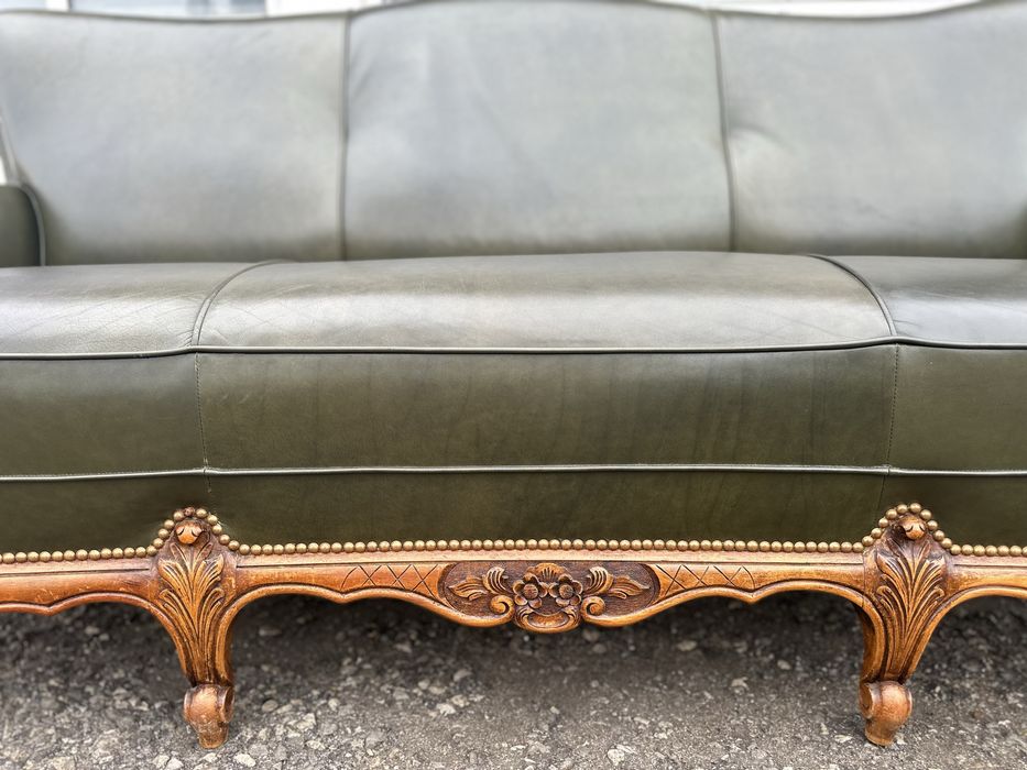 Кожен диван с масив и дърворезба