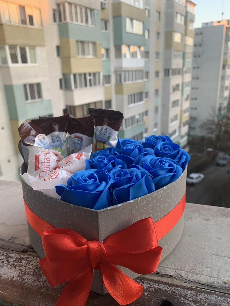 Aranjament cu flori si dulciuri