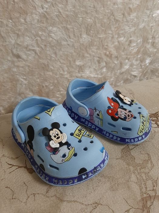 Сланцы-кроксы и панамка на мальчика