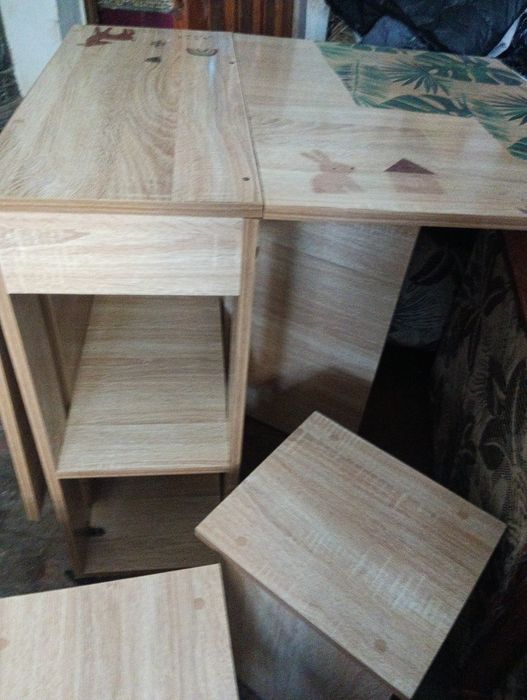 Стол раскладной,почти новый и 4 стула.Комплект.Купили почти не пользов