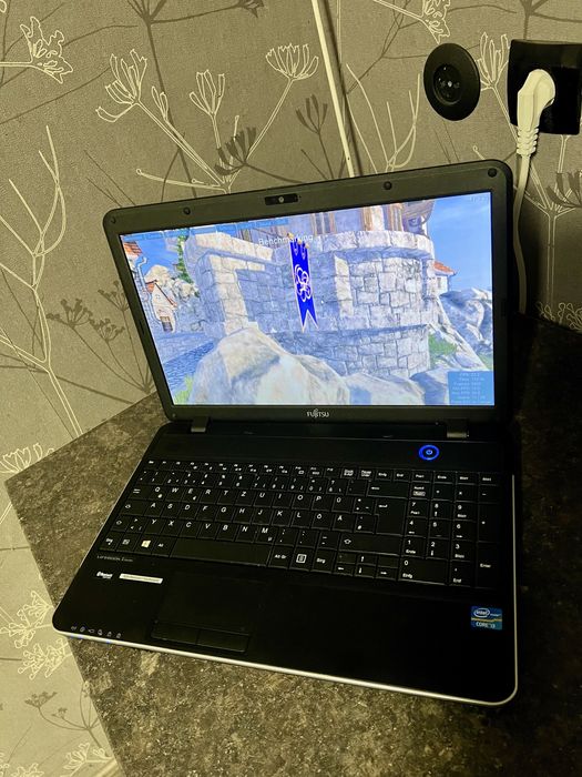 Лаптоп Fujitsu / 15.6’ / i3 / 8GB RAM