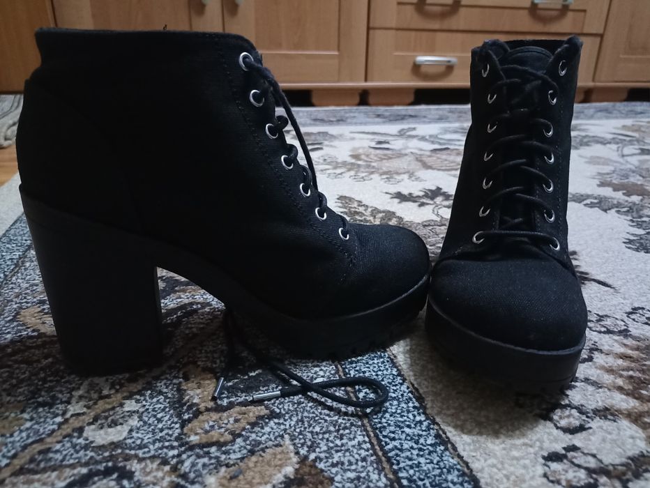 Vând botine        .