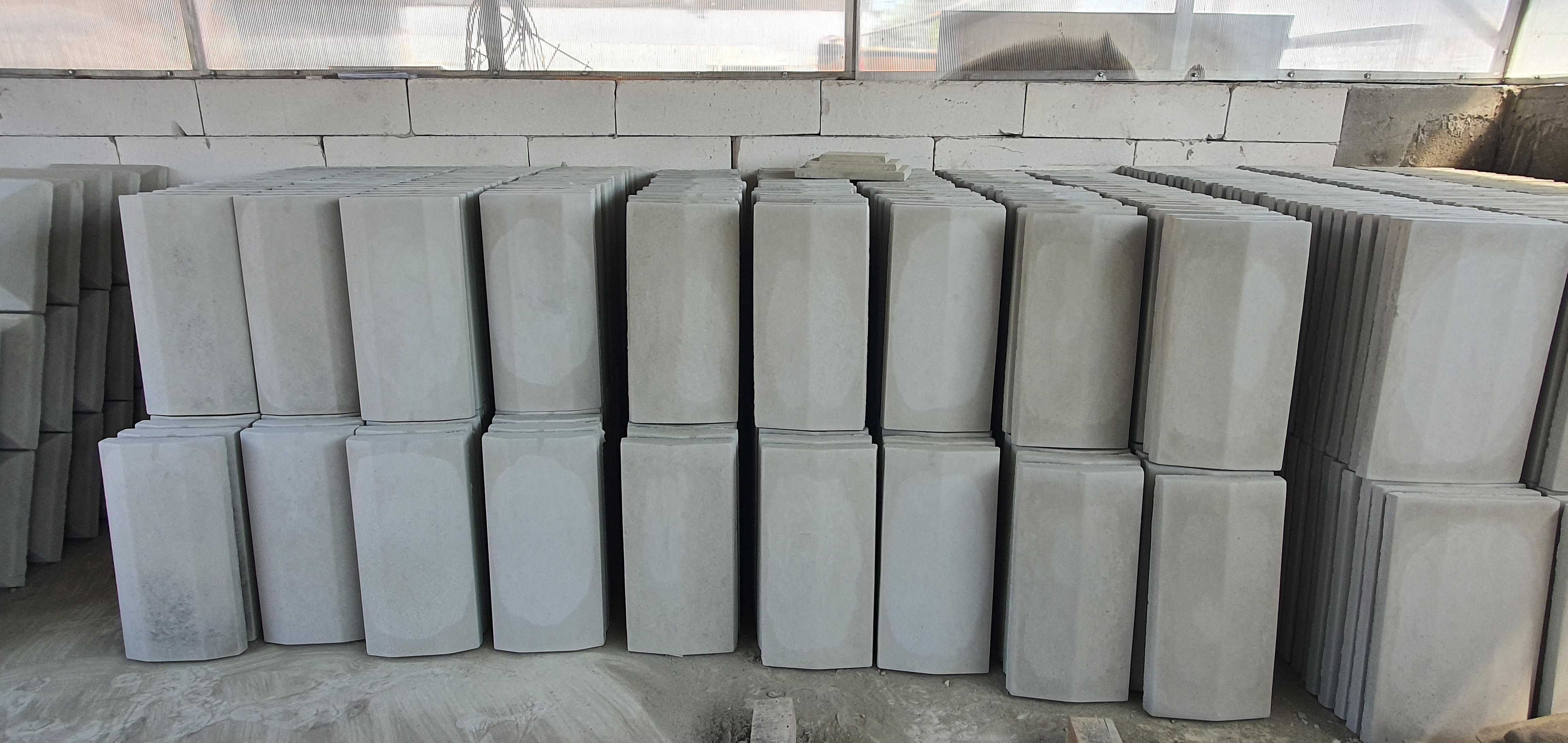 Producem capace/coame de gard si stalpi din beton ultrafinisate