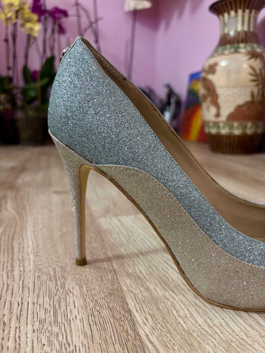 Лимитирани официални обувки на Guess