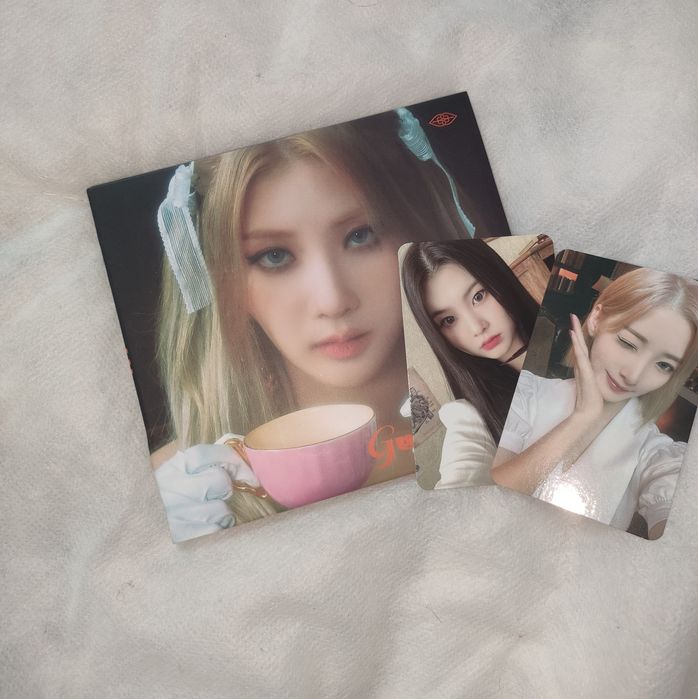 Vând CD Kpop cu PURPLE KISS Greekyland 4th Mini Album Digipack Version