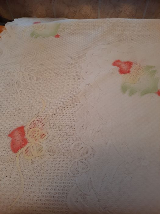 Fata de masa din dantela