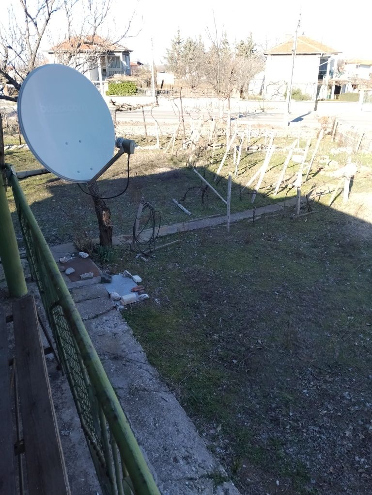 Продавам двуетажна къща с гараж в село Долнослав