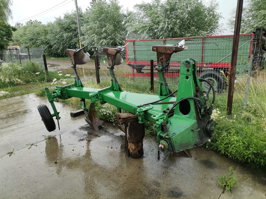 Diferite Utilaje Plug Reversibil cu 2 furtune hidraulice 3 cormane