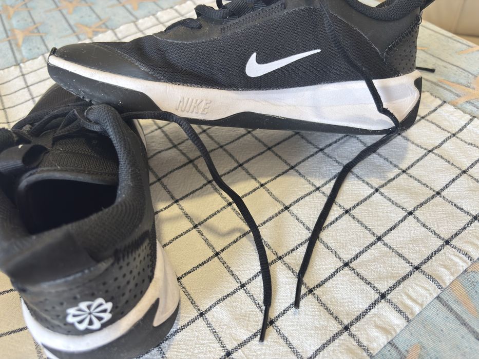 Nike обувки.