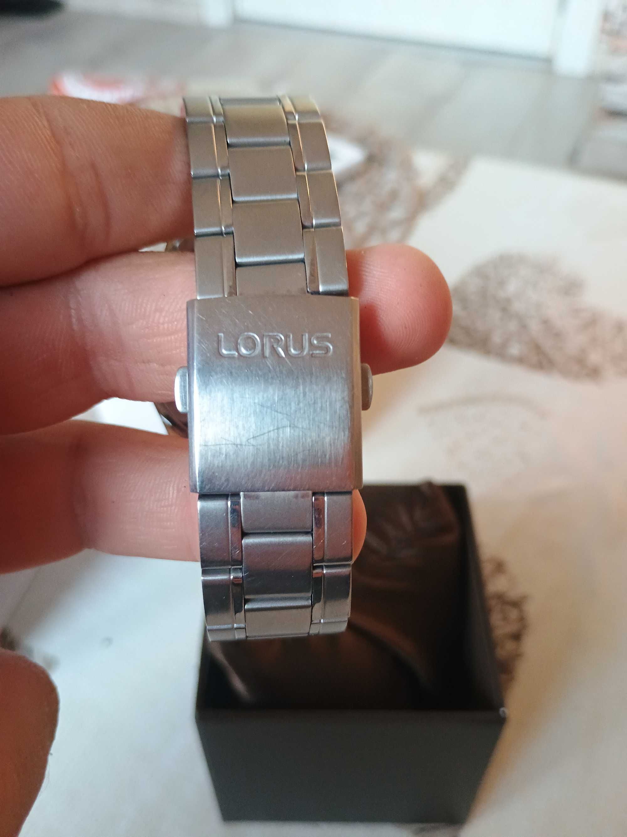 Часовник Lorus automatic 10 bar. Часовникът е в доста добро състояние.