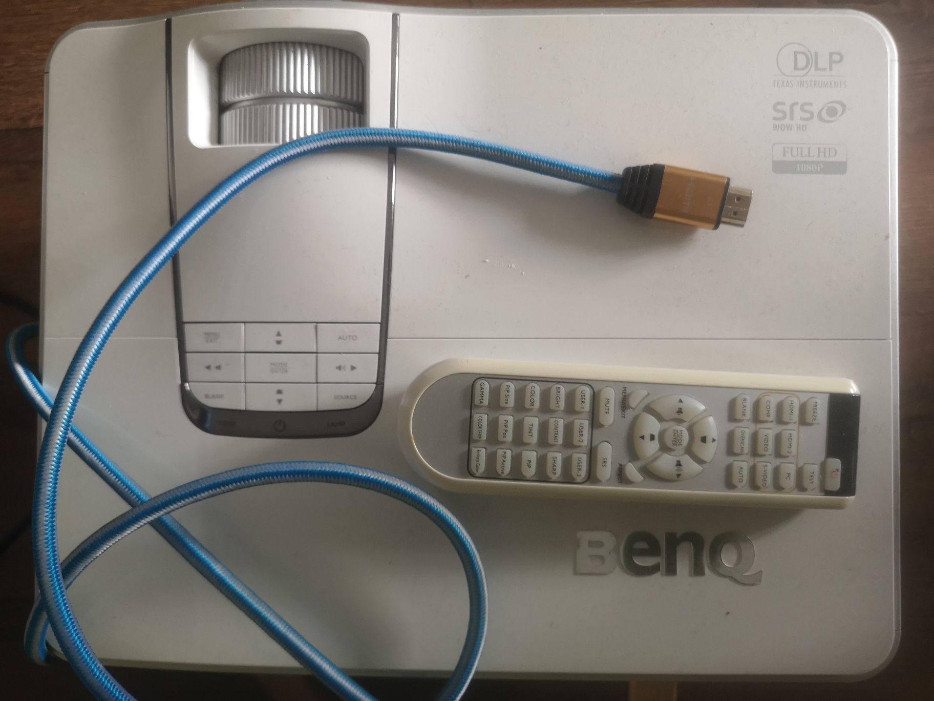 Vând videoproiector BenQ HomeCinema Full HD model W1100
