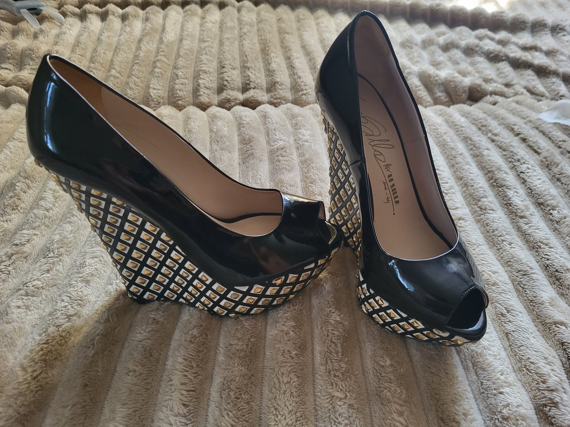 Продам туфли LESILLA