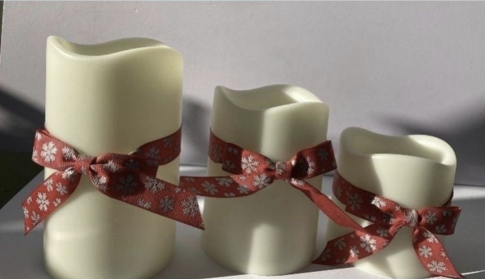Set de 3 lumanari cu baterii cu fundite festive detasabile