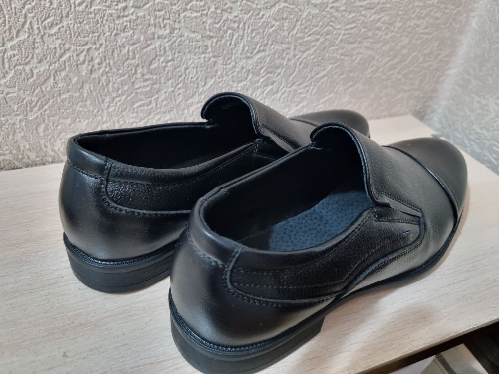 Черные школьные туфли