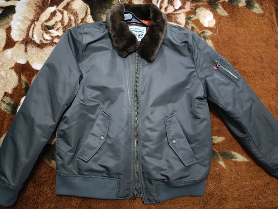 Куртка. Яхши холда. Янги. Кейилмаган