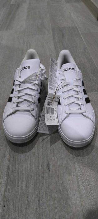 Чисто нови addidas обувки