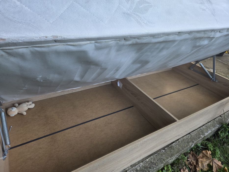 Легла с повдигащ механизъм