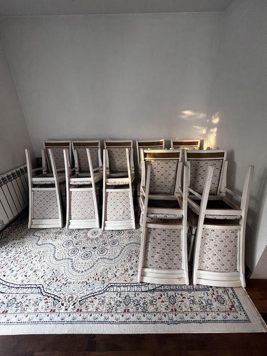 Белые стулья из дерева