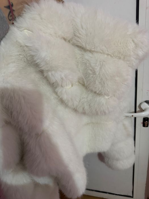 Бяло пухено палто