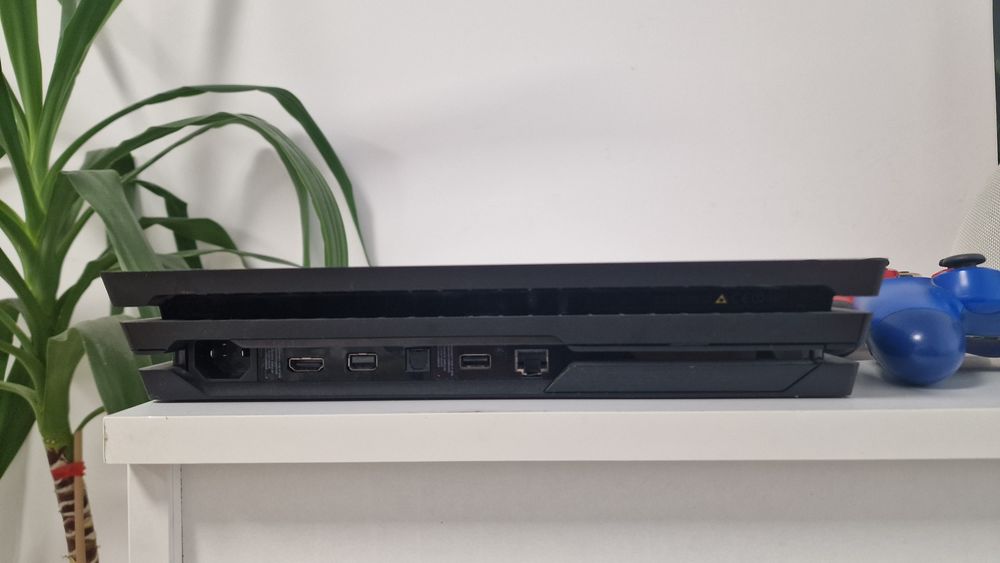 Ps4 pro 1 TB stare perfecta + 2 manete / controllere si nfs