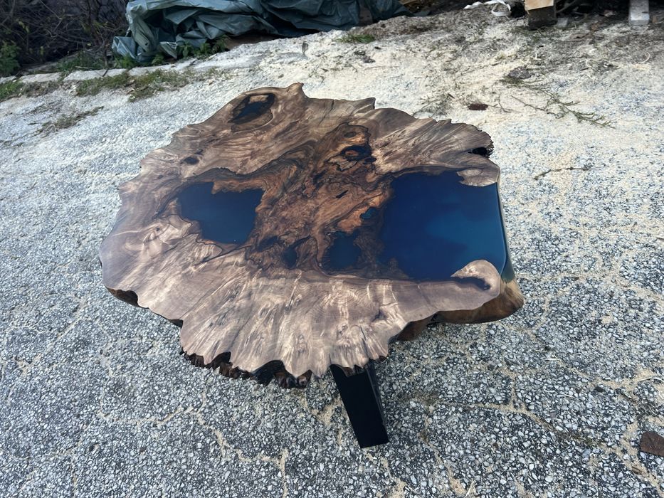 Налична уникална маса от орех и епоксидна смола