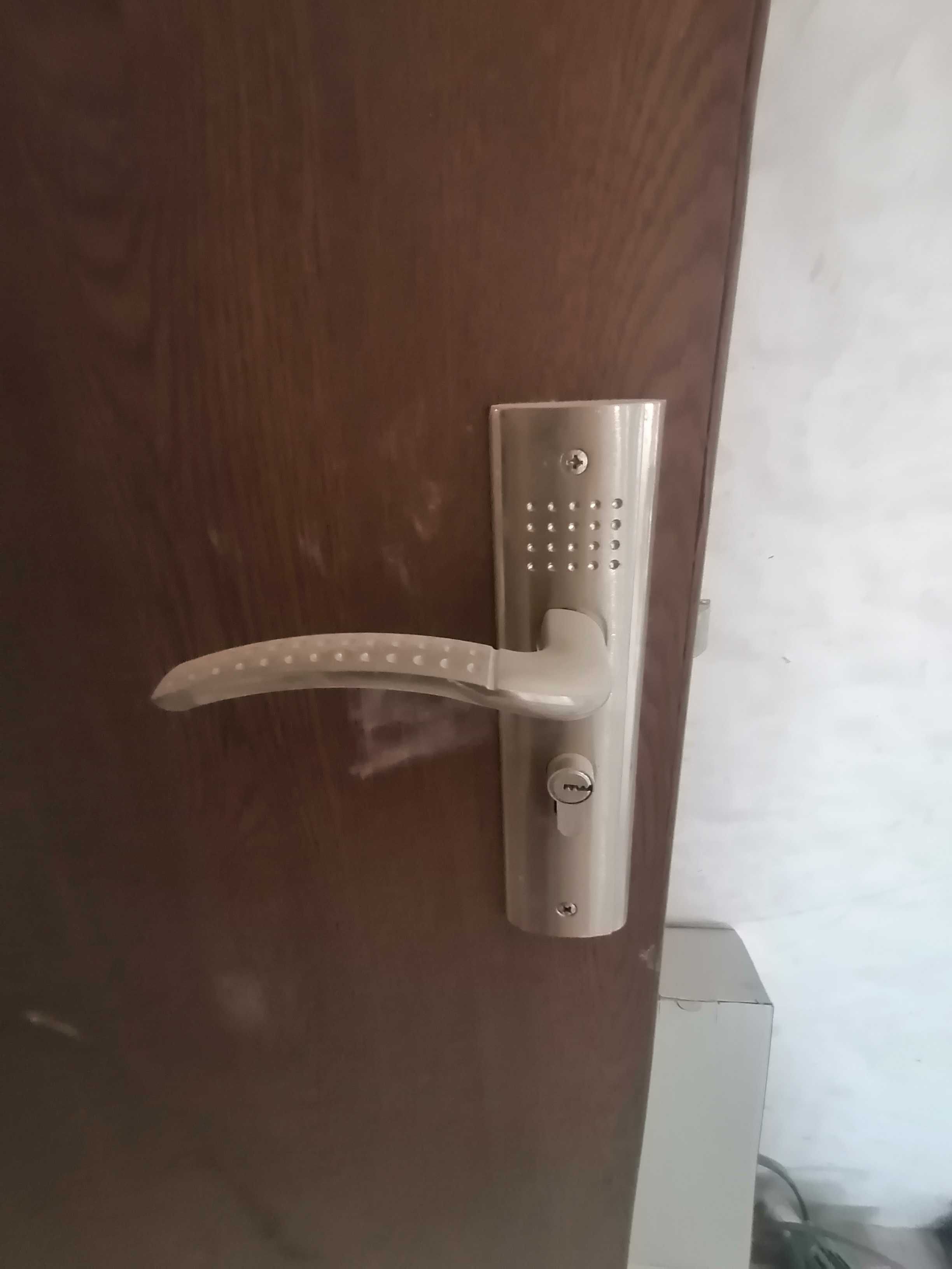 Продавам интериорна дървена  врата
