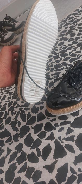 Vând pantofi  noi moderni pentru femei