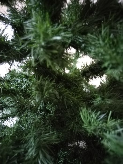 Продаётся искусственная новогодняя ёлка.