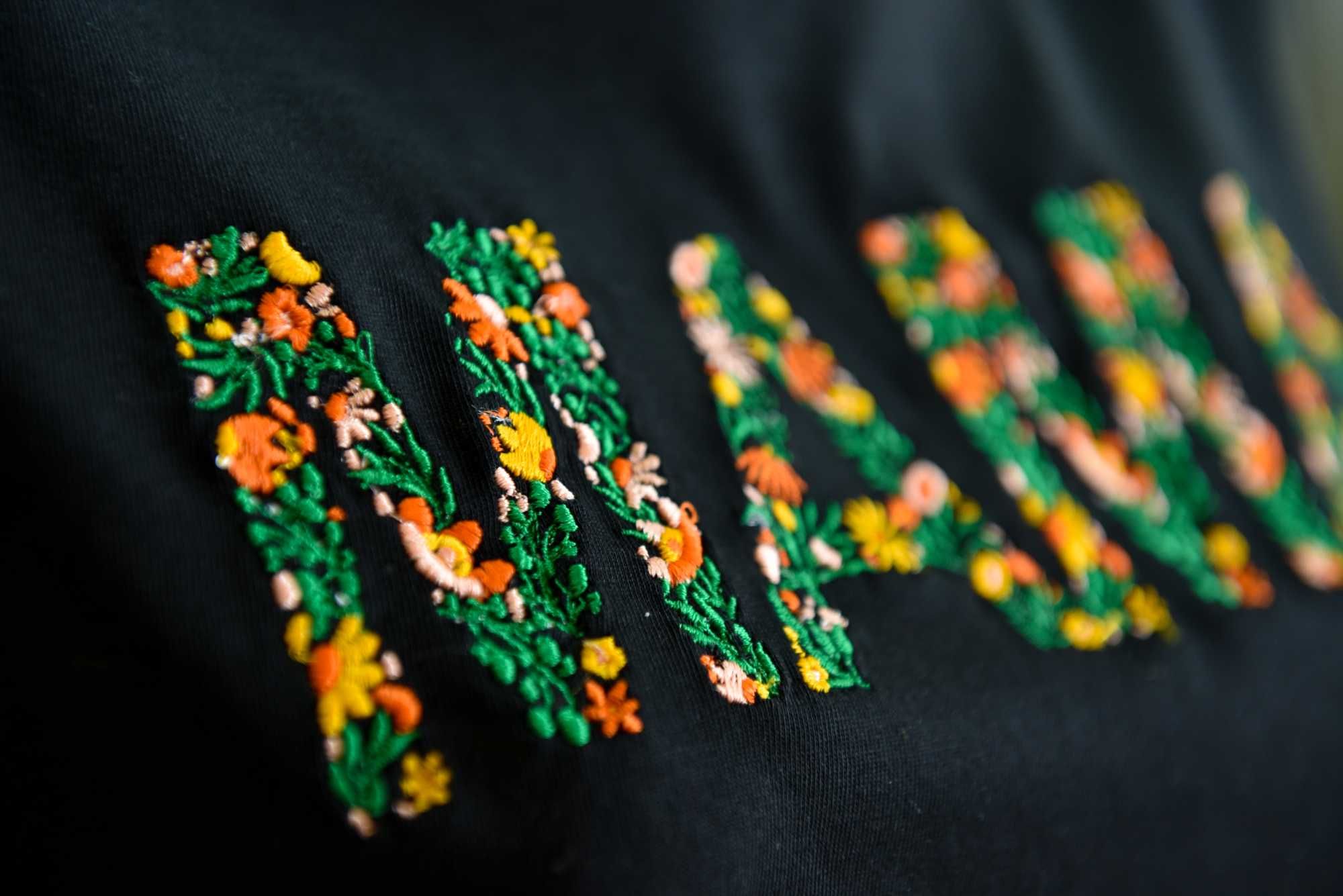 Дамска тениска с БРОДЕРИЯ Мама изцяло от цветя надпис
