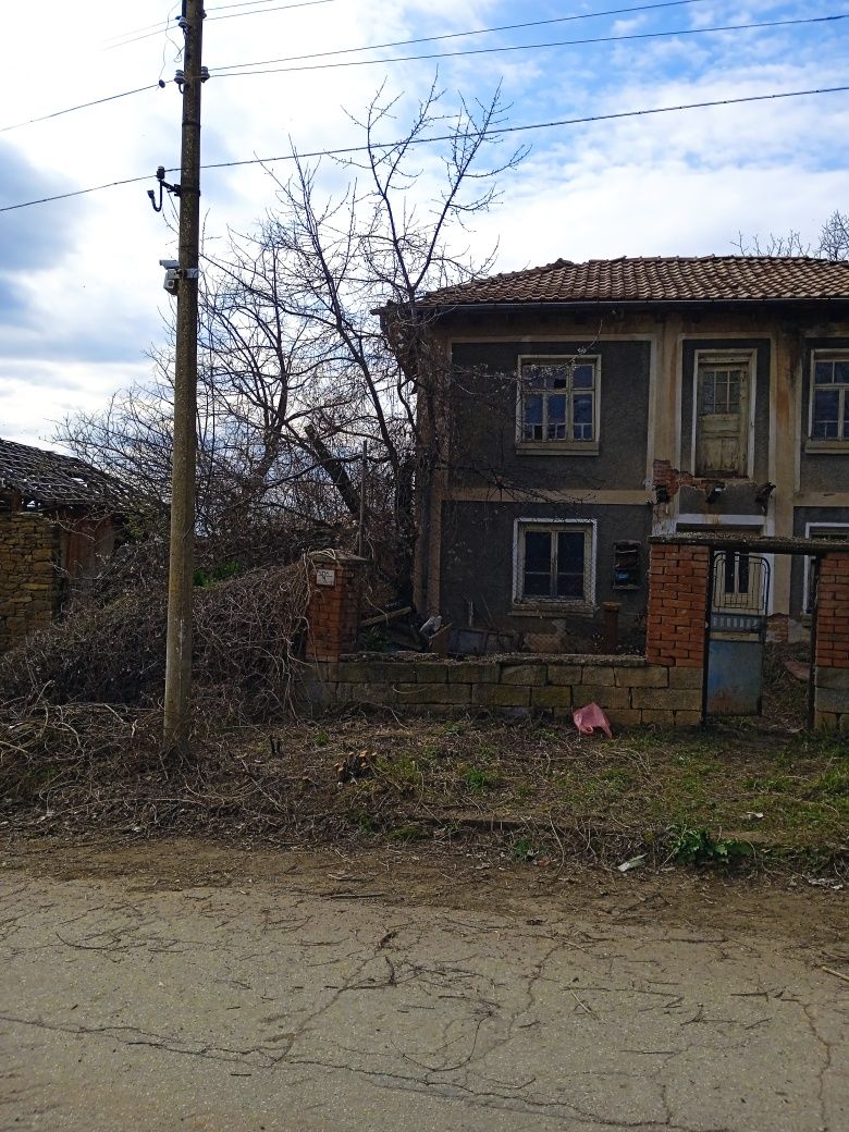 Дворно място със стара къща.