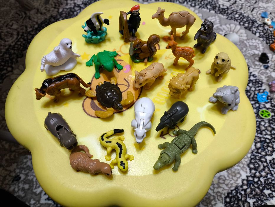 Игрушки из Kinder Surprise natoons