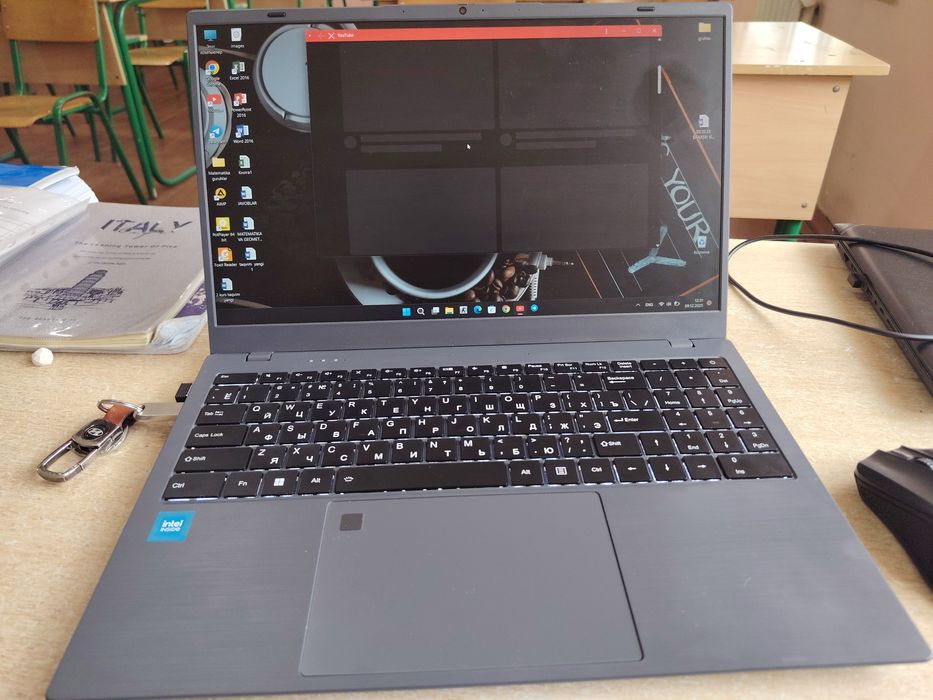 Noutbook yangi holatda ofes ishlari uchun qulay