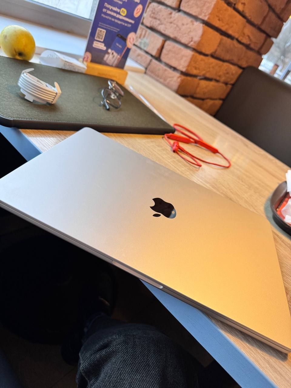 MacBook Air 15” (M2, 8/256), в новом состоянии