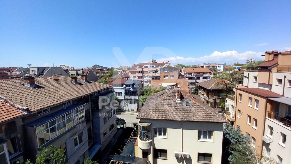 Мезонет на три етажа в кв.Съдийски