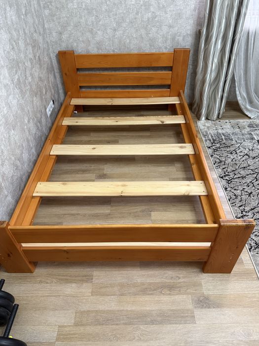 кровать из натурального дерева