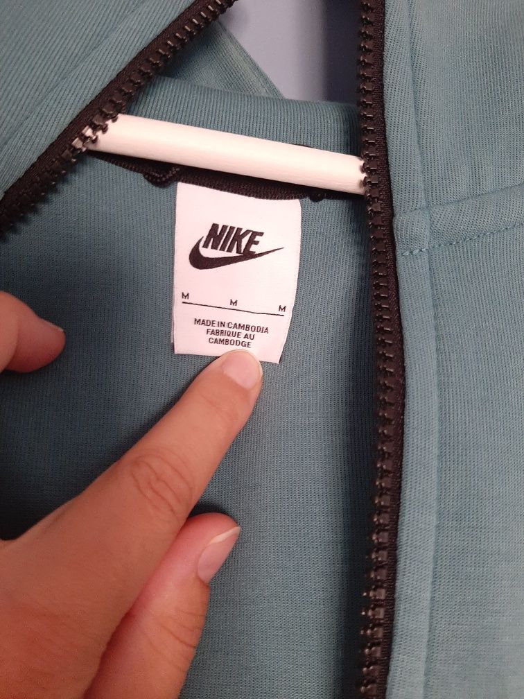 Vand bluza si pantaloni Nike tech