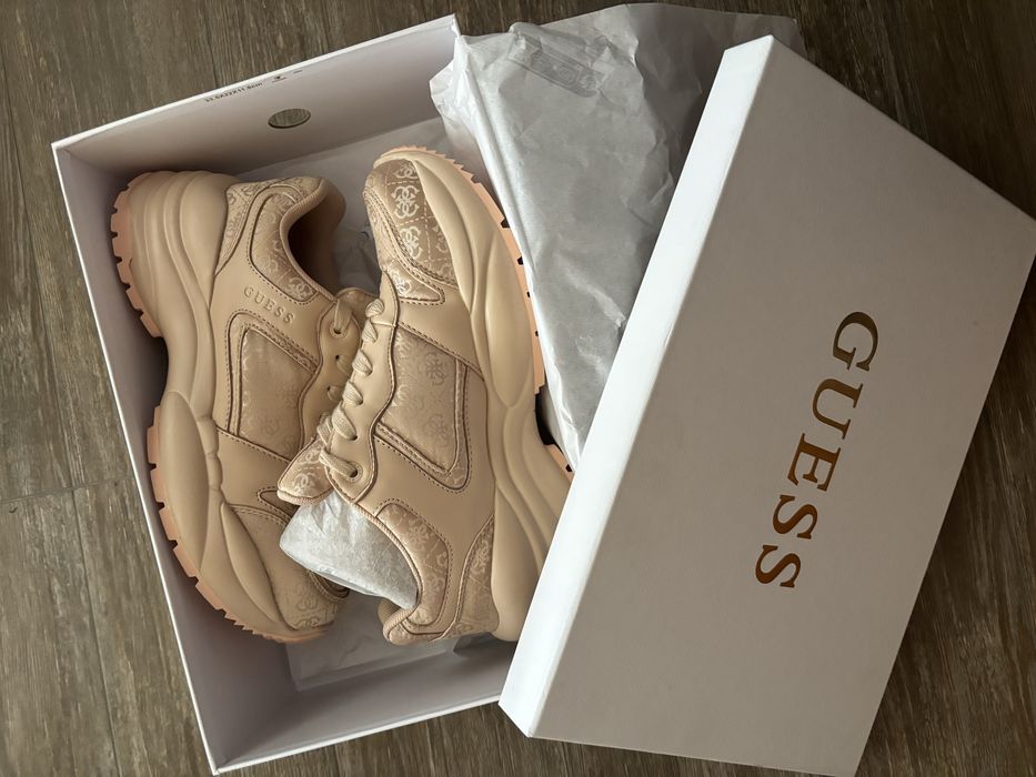 Сникърси guess в бежово
